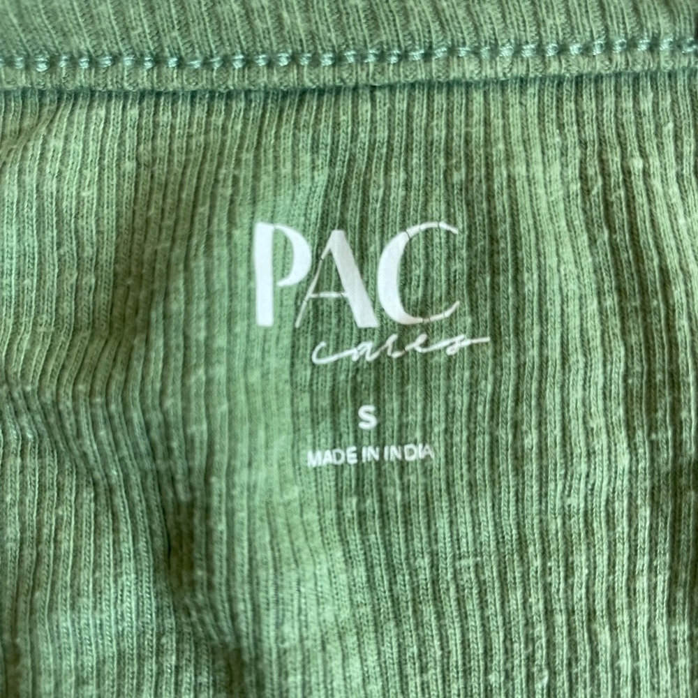 Women's Green Ribbed Button-Up Top - Picture 3 of 3